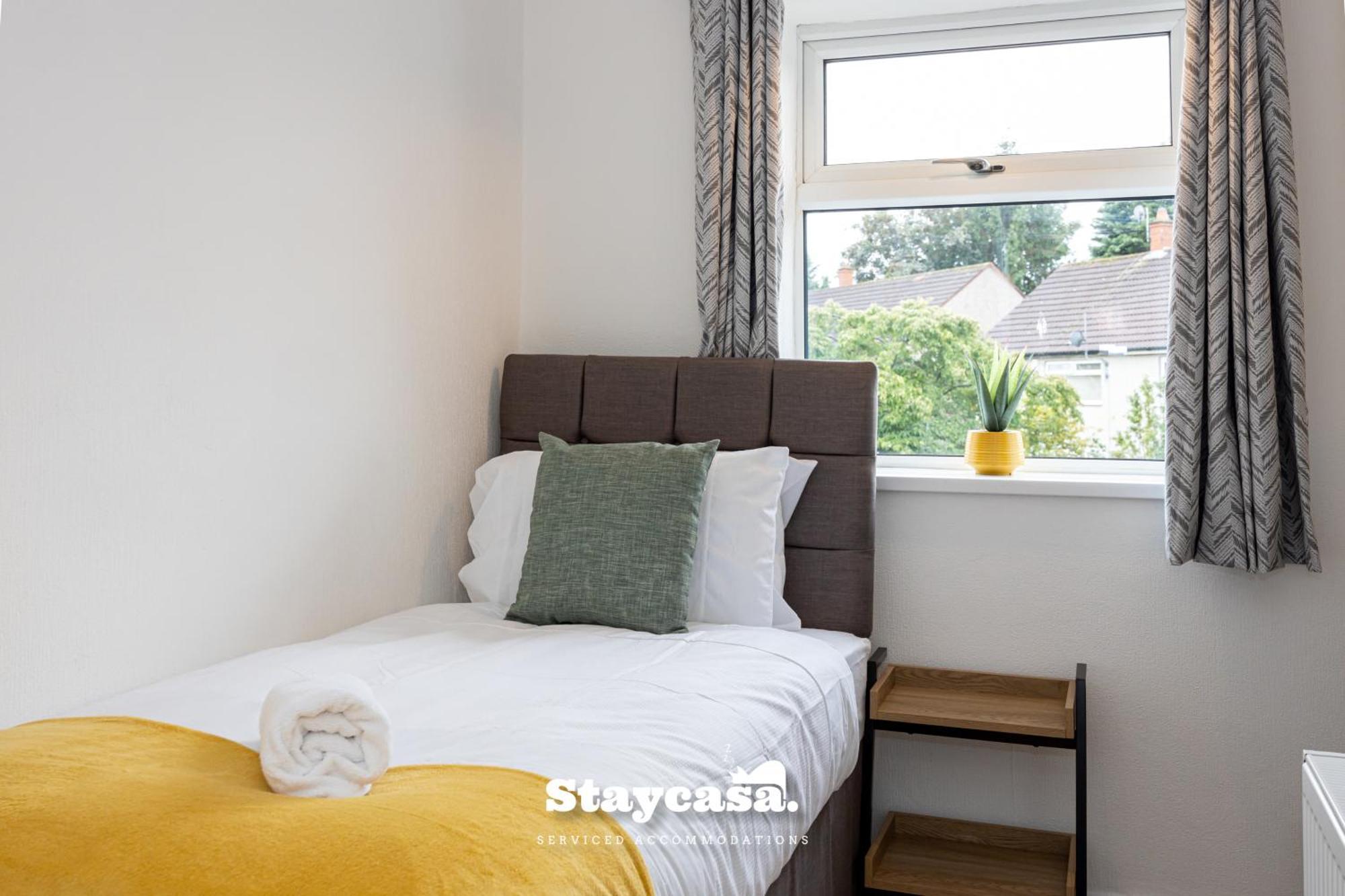 Spacious Cosy Cove With Large Driveway And Garden Holiday home Wythenshawe