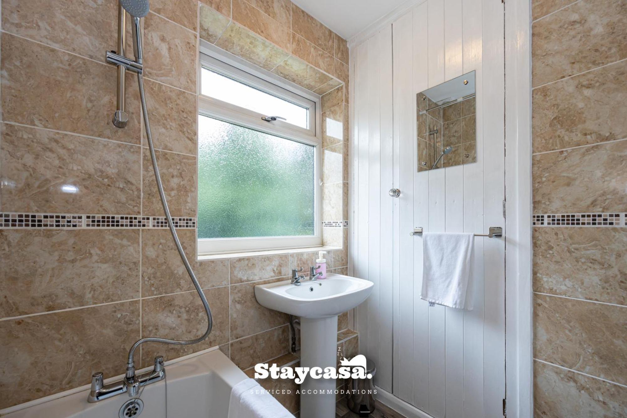 Spacious Cosy Cove With Large Driveway And Garden Holiday home Wythenshawe