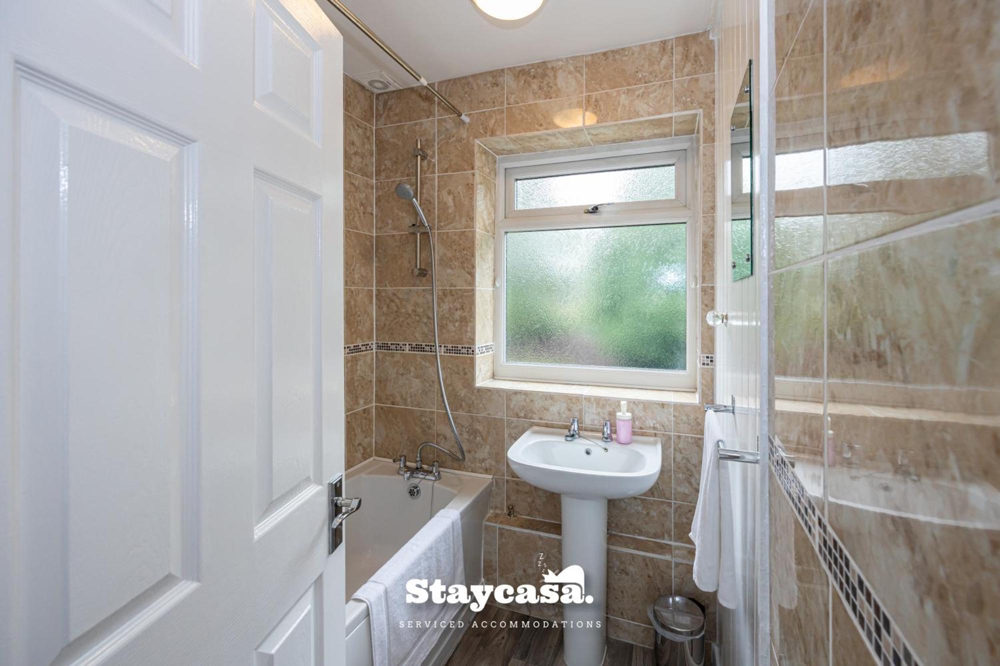 Spacious Cosy Cove With Large Driveway And Garden *
